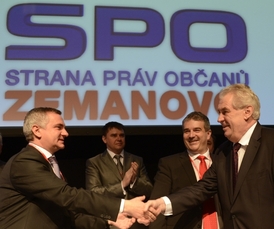 Zleva předseda strany Vratislav Mynář, druhý zprava první místopředseda Zdeněk Štengl a zcela vpravo prezident Miloš Zeman.