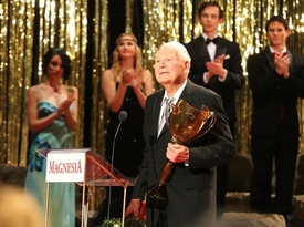 Nestárnoucí "Limonádový Joe" Karel Fiala (vpředu) převzal Cenu Thálie 2012 za celoživotní mistrovství v oboru opereta.