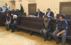 Všichni tři pohromadě. V první řadě Marcela Stavjaníková a Josef Stavjaník, hned nad ním v bílé košili Josef Pospíšil.