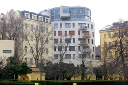 Grygárek si byt pořídil ve čtvrtém podlaží, přímo nad Janouškem.