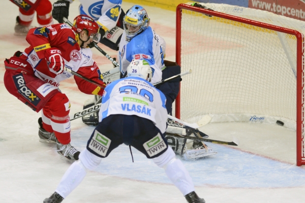 Útočník Tomáš Hertl (vlevo) právě střílí první gól Slavie.