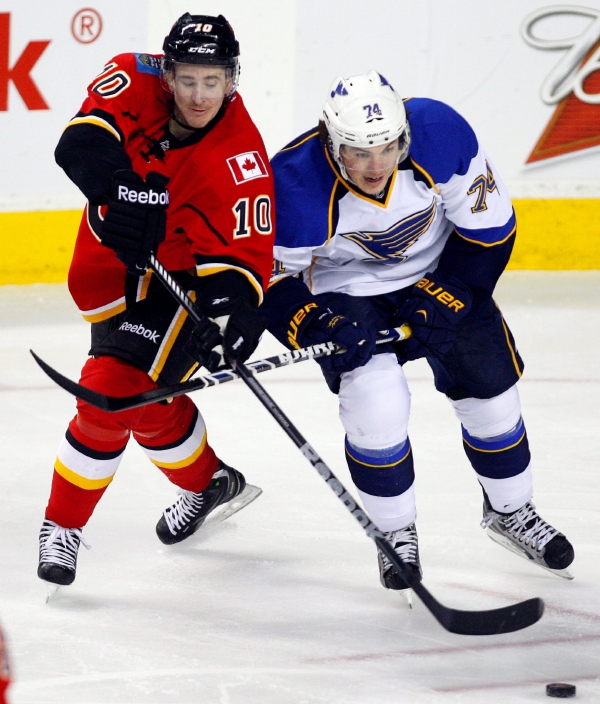 Roman Červenka (v červeném dresu) pomohl Calgary k výhře.