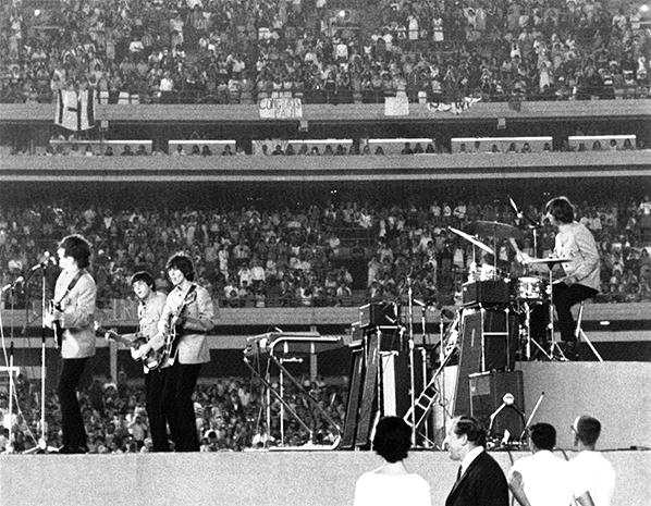 Beatles při vystoupení na stadionu Shea. Beatles při vystoupení na stadionu Shea.