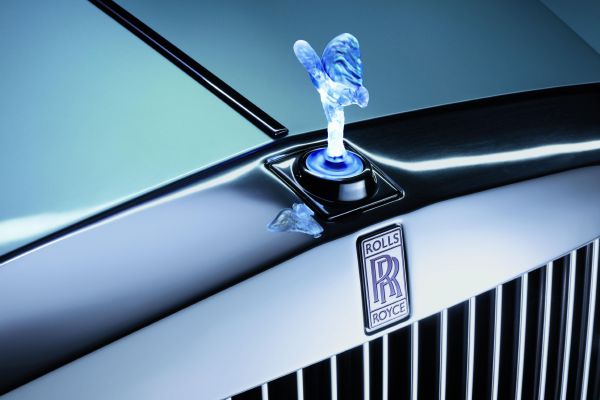 Spirit of Ecstasy, typická soška značky Rolls-Royce.
