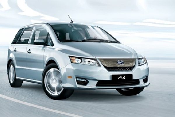 Čínské automobilky produkují vlastní elektromobily, jako třeba BYD e6.