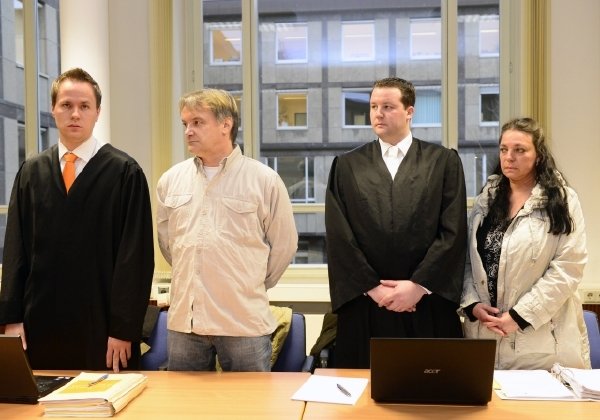 Únosci Uwe Reinecker (druhý zleva) a jeho partnerka Melanie-Christin Marie Bernhartová.