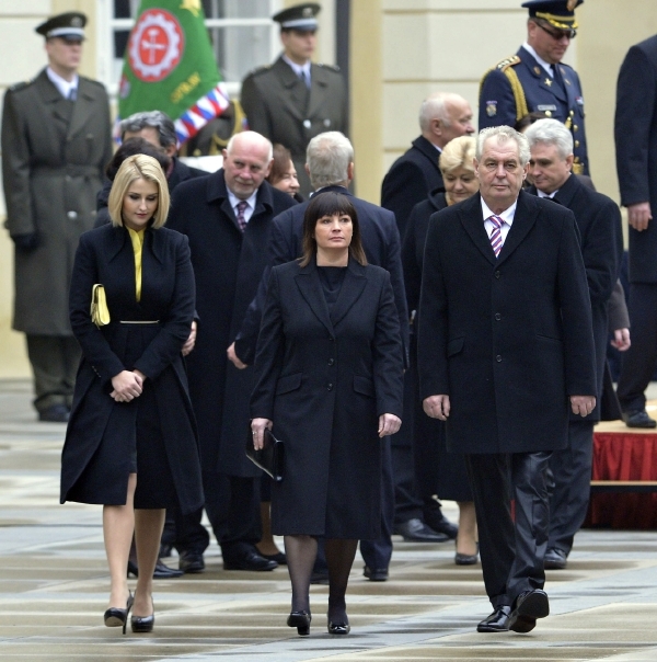 Miloš Zeman s manželkou a dcerou. Miloš Zeman s manželkou a dcerou.