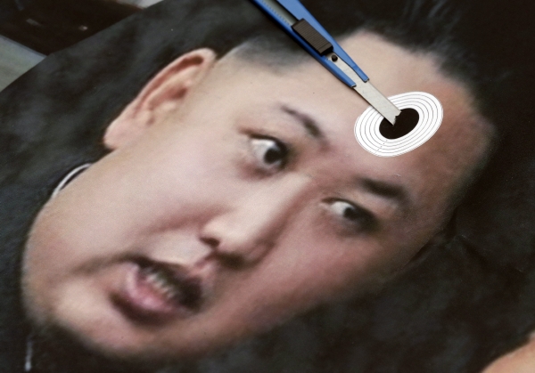 Perořízek zapíchnutý do čela Kim Čong-una. Obrázek z Jižní Koreje.