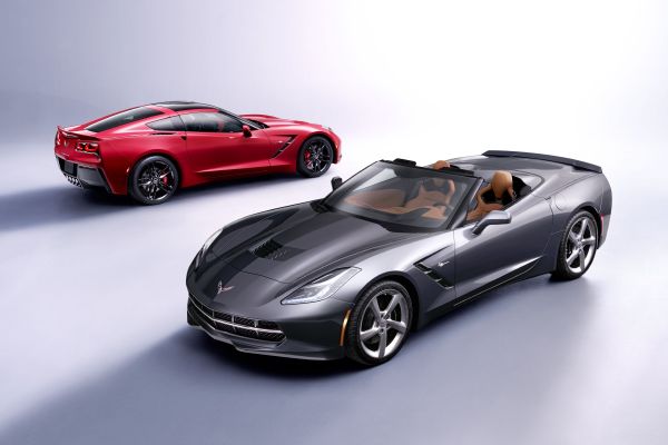 Sedmá generace Corvette Stingray v obou verzích.