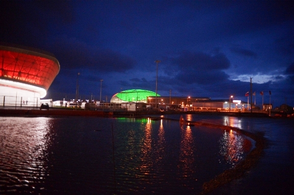 Panorama olympijské Soči dostává svůj finální ráz. Po levé straně na snímku bruslařská Adler Arena, zelenou barvou září Ledový palác.
