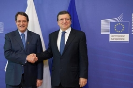 Prezident Anastasiades (vlevo) je pro část Kypřanů zrádcem. Vpravo šéf EK Barroso.