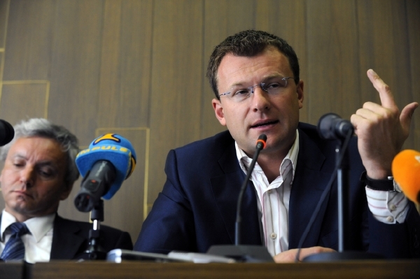 Poslanec David Šeich má problémy s dodržováním předpisů. Poslanec David Šeich má problémy s dodržováním předpisů.