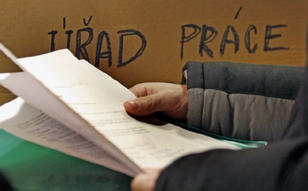 Předkladatelé novely byli z řad ODS a ČSSD, proti byli komunisté. Předkladatelé novely byli z řad ODS a ČSSD, proti byli komunisté.