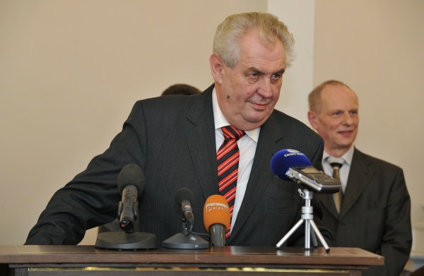 Prezident Zeman nechce ulevit solárním baronům. Prezident Zeman nechce ulevit solárním baronům.