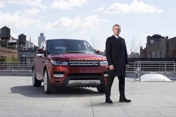 Daniel Craig, představitel Jamese Bonda, řídil při premiéře čerstvou novinku.