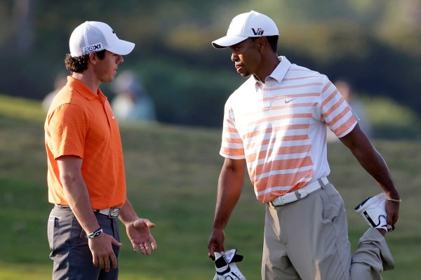 Golfisté Rory McIlroy (vlevo) a Tiger Woods.