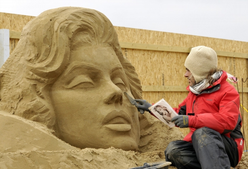 Křehká kráska z písku Marilyn Monroe.