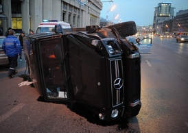 Majitel mercedesu si dělal z moskevského bulváru závodní dráhu.