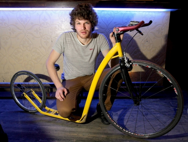 Projekt Kontejnery k světu, Jakub Mareš s koloběžkou. Projekt Kontejnery k světu, Jakub Mareš s koloběžkou.
