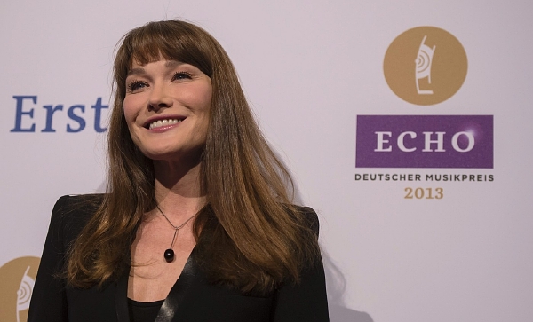 Carla Bruniová se přímým odpovědím na dvojznačnost některých písní vyhýbá.