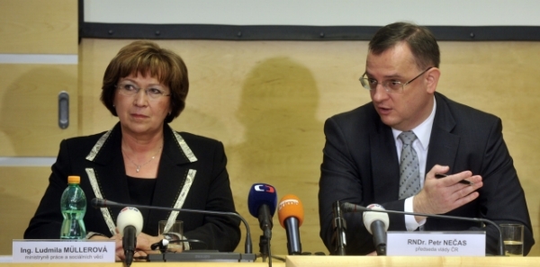 Ministryně práce Ludmila Müllerová a premiér Petr Nečas.