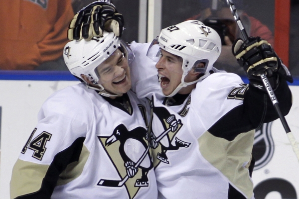 Pittsburský kapitán Sidney Crosby (vpravo) se může smát, jeho tým před play-off pořádně posílil.