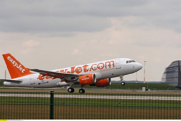 Společnost easyJet je v Praze druhým největším dopravcem na pravidelných linkách (ilustrační foto). Společnost easyJet je v Praze druhým největším dopravcem na pravidelných linkách (ilustrační foto).