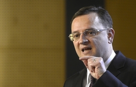 Premiér Nečas vyzval ty senátory, kteří podali žalobu na Václava Klause za velezradu, aby zvážili své setrvání ve funkcích.