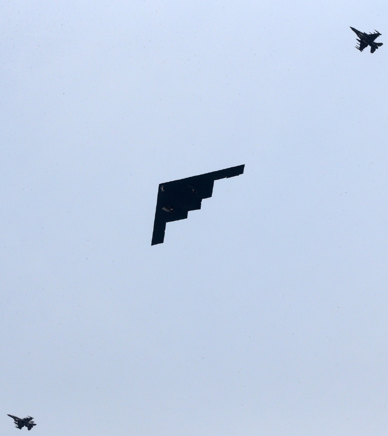 Americká armáda vyslala k cvičnému přeletu nad Jižní Koreu dva své bombardéry B-2.