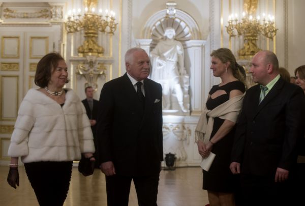 Václav a Livia Klausovi na závěr Klausova prezidentského působení na Hradě.