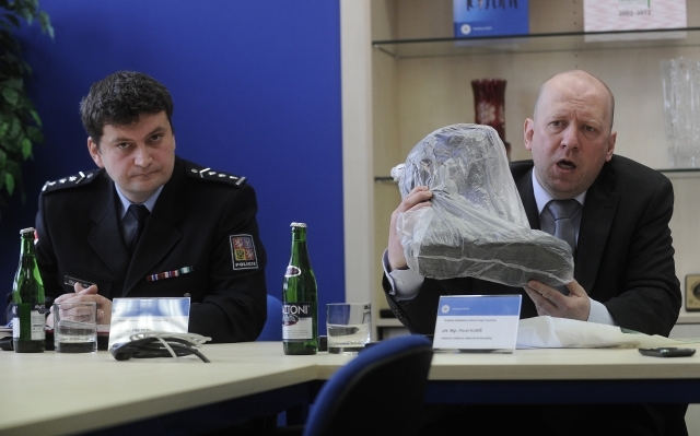 Pavel Kubiš z kriminální policie (vpravo) 29. března v Jihlavě na mimořádné tiskové konferenci informoval novináře o objasnění brutální vraždy 15leté dívky z Jihlavska. Ukazuje motorkářskou botu, kterou pachatelé použili při vraždě.