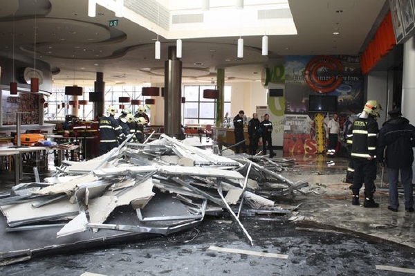 V předsálí multikina v plzeňském obchodním centru Plaza se 28. března zřítila část stropu a zranila pět lidí.