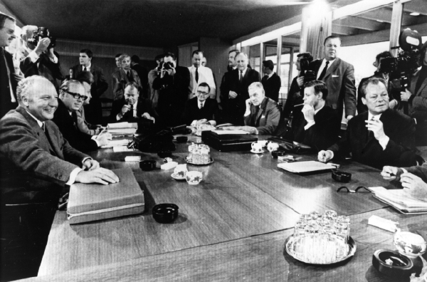 Bunkr byl dokončen za vlády SPD a FDP pod vedením Willyho Brandta. Na snímku představitelé stran během koaličního jednání. Zleva Walter Scheel, Wolfram Dorn, Hans Dietrich Genscher, Josef Ertl, Karl Schiller, Alex Moeller, Helmut Schmidt a Willy Brandt.