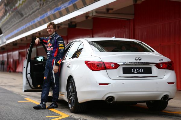 Vettel a model Infiniti Q50, na jehož vývoji se podílel.