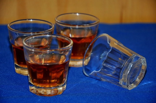 Závadný alkohol má na svědomí už 42 mrtvých, nejmladší oběti bylo pouhých 16 let (ilustrační foto).