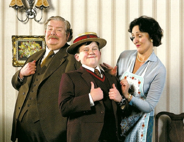 Rodina Dursleyova z filmové série o Harrym Potterovi: zleva strýc Vernon, synáček Dudley a teta Petunie.