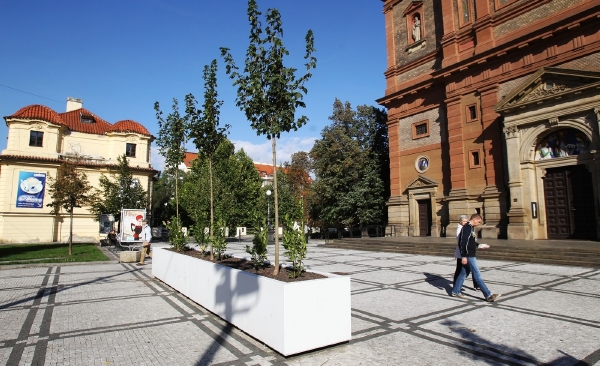 Květináče měly zkrášlit Smíchov, vzbudily velkou diskuzi. Květináče měly zkrášlit Smíchov, vzbudily velkou diskuzi.