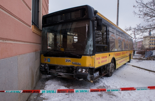 Autobus naboural do budovy pošty na budějovickém Senovážném náměstí.