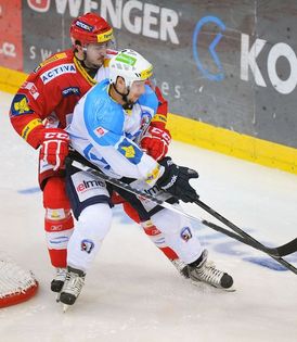 Jan Kovář (vpravo) v souboji s Jiřím Kučným.
