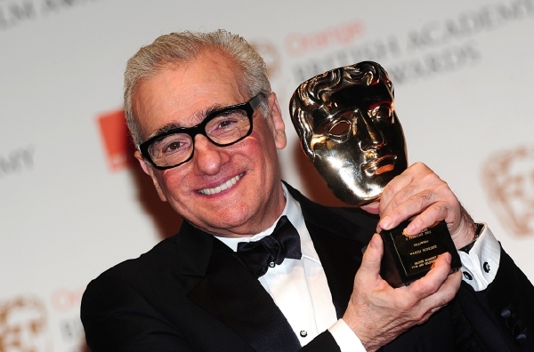 Martin Scorsese maptřík nejlepším světovým režisérům, na snímku drží cenu BAFTA.
