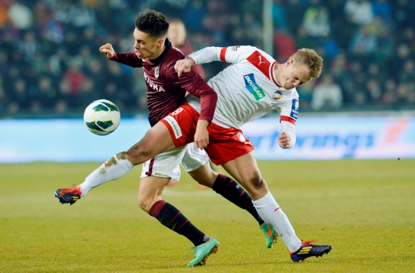 Plzeňský David Limberský (v bílém) v souboji se sparťanem Václavem Kadlecem.