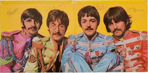 Vydražené album Sgt. Pepper's Lonely Hearts Club Band s podpisy všech "Brouků". Vydražené album Sgt. Pepper's Lonely Hearts Club Band s podpisy všech "Brouků".