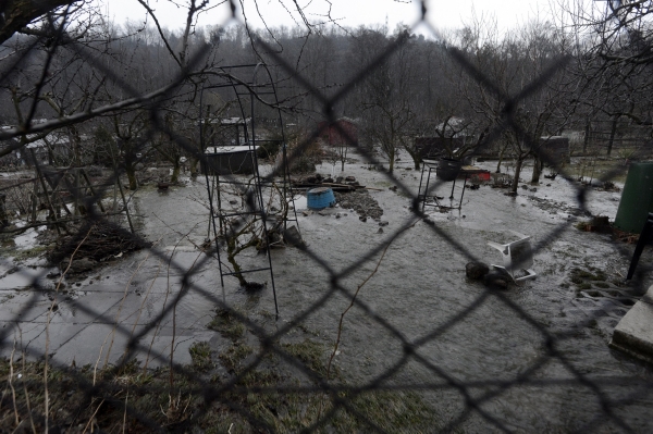 Příčina havárie zatím není známa. Na místě vytékalo až 300 litrů vody za vteřinu. Příčina havárie zatím není známa. Na místě vytékalo až 300 litrů vody za vteřinu.