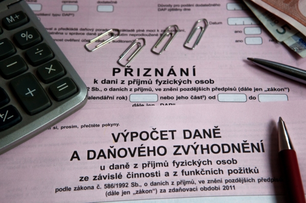 Lidé mají k dispozici více způsobů jak podat daňové přiznání (ilustrační foto). Lidé mají k dispozici více způsobů jak podat daňové přiznání (ilustrační foto).