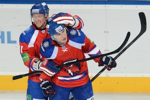 Slovenští útočníci Marcel Hossa (vlevo) a Tomáš Surový v pražském Lvu končí.