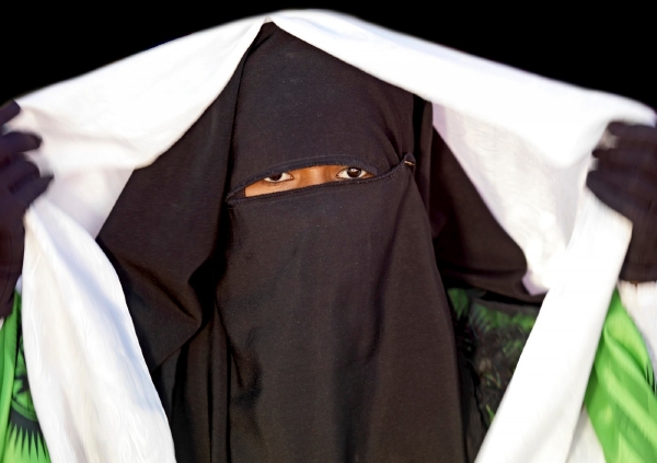Saúdské Arabky musejí na veřejnosti nosit šaty, které kryjí celé tělo.