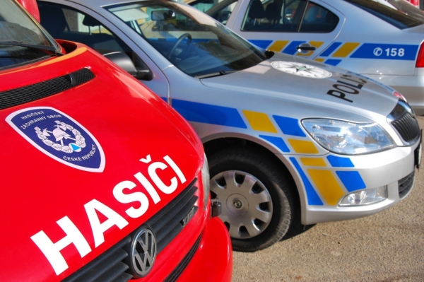 Mladíky vzbudili přivolaní hasiči, poté byli převezeni na policejní služebnu (ilustrační foto). Mladíky vzbudili přivolaní hasiči, poté byli převezeni na policejní služebnu (ilustrační foto).