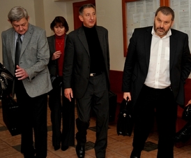 Obhájce Jan Růžek (třetí zleva) i s klientem (úplně vpravo).