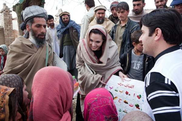 Angelina Jolie u školy v Afghánistánu, kterou financuje.