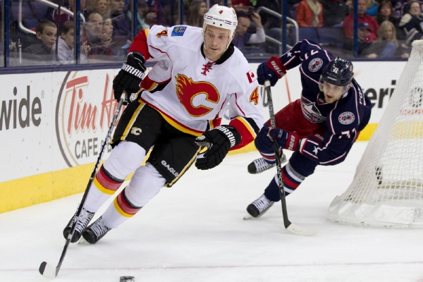 Obránce Jay Bouwmeester (vlevo) ještě v dresu Calgary.